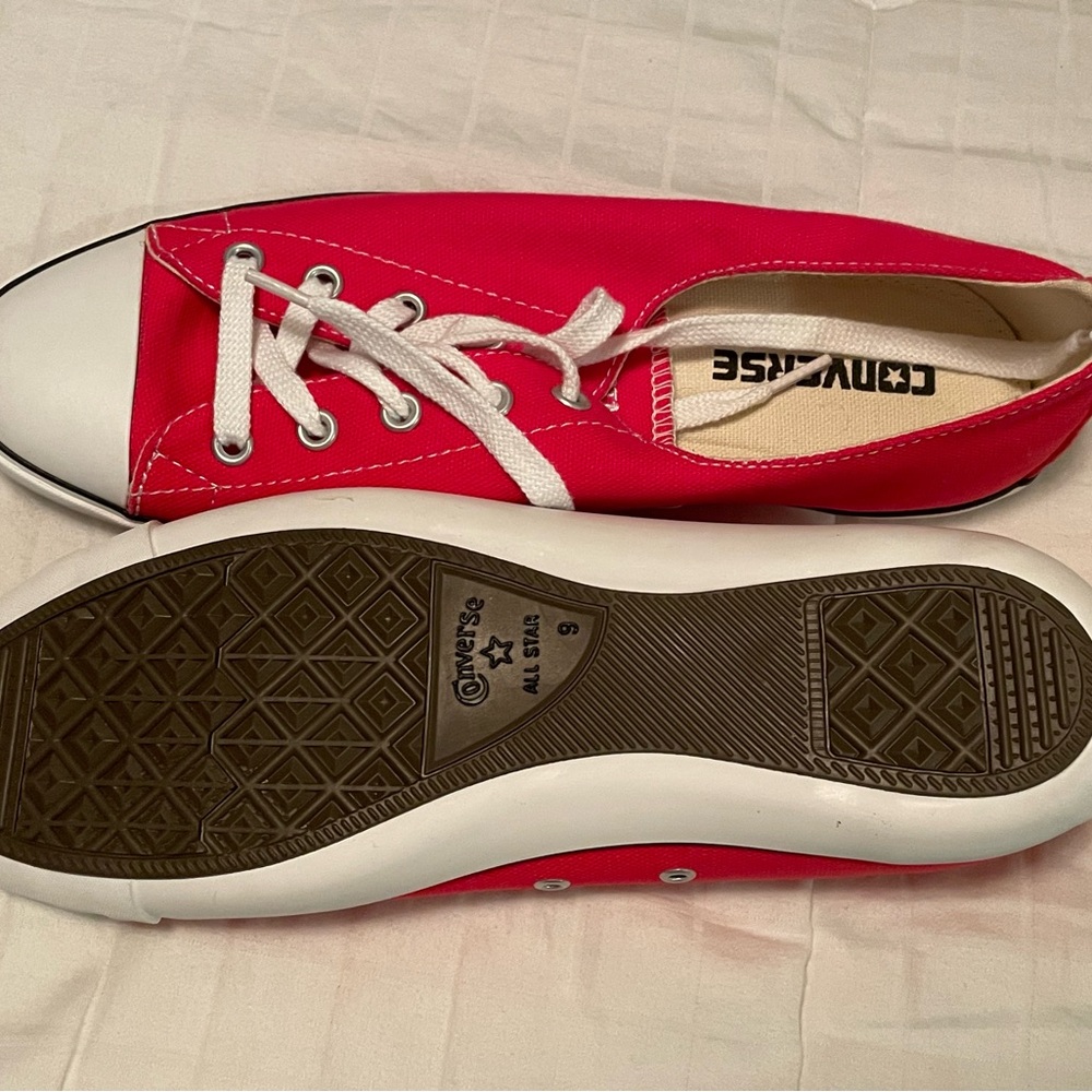 Size 7 Women’s Red Converse Low-Tops - Picture 4 of 7